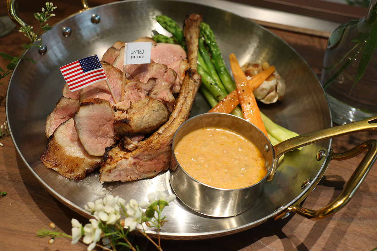 國聯飯店「Slate・板石」推出全新美式菜單噶瑪蘭戰斧豬里肌佐紅心芭樂醬汁。（示意圖）