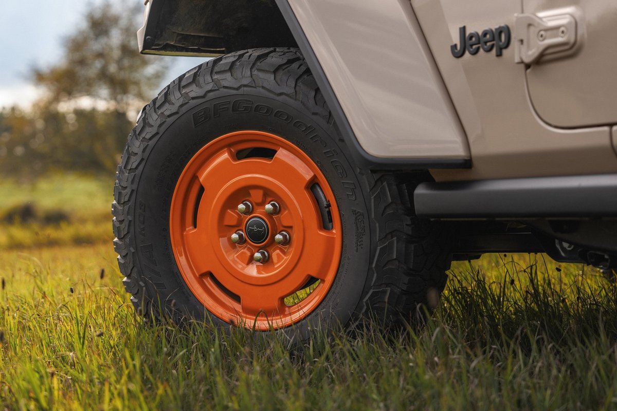 Wrangler JL-2A配備專屬17吋Joose輪圈和33吋BFGoodrich KO2全地形輪胎。
