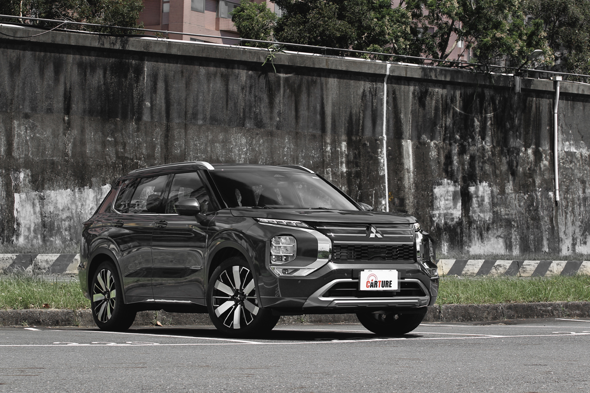 導入的Outlander為小改款車型，外觀延續Dynamic Force設計語彙。