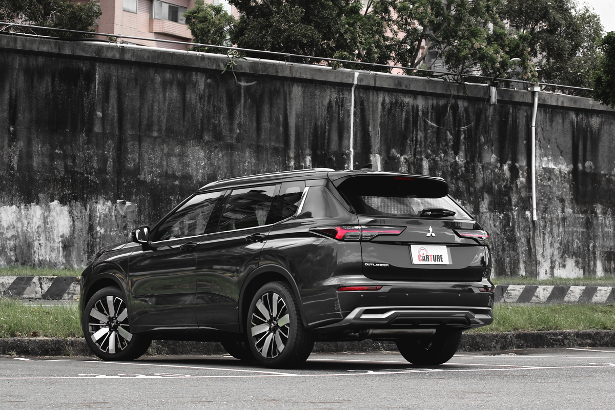 車尾條相對簡約，乍看還有些X7味道。