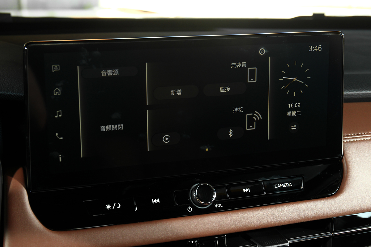 配備12.3吋中控螢幕，具備無線Apple CarPlay/Android Auto。