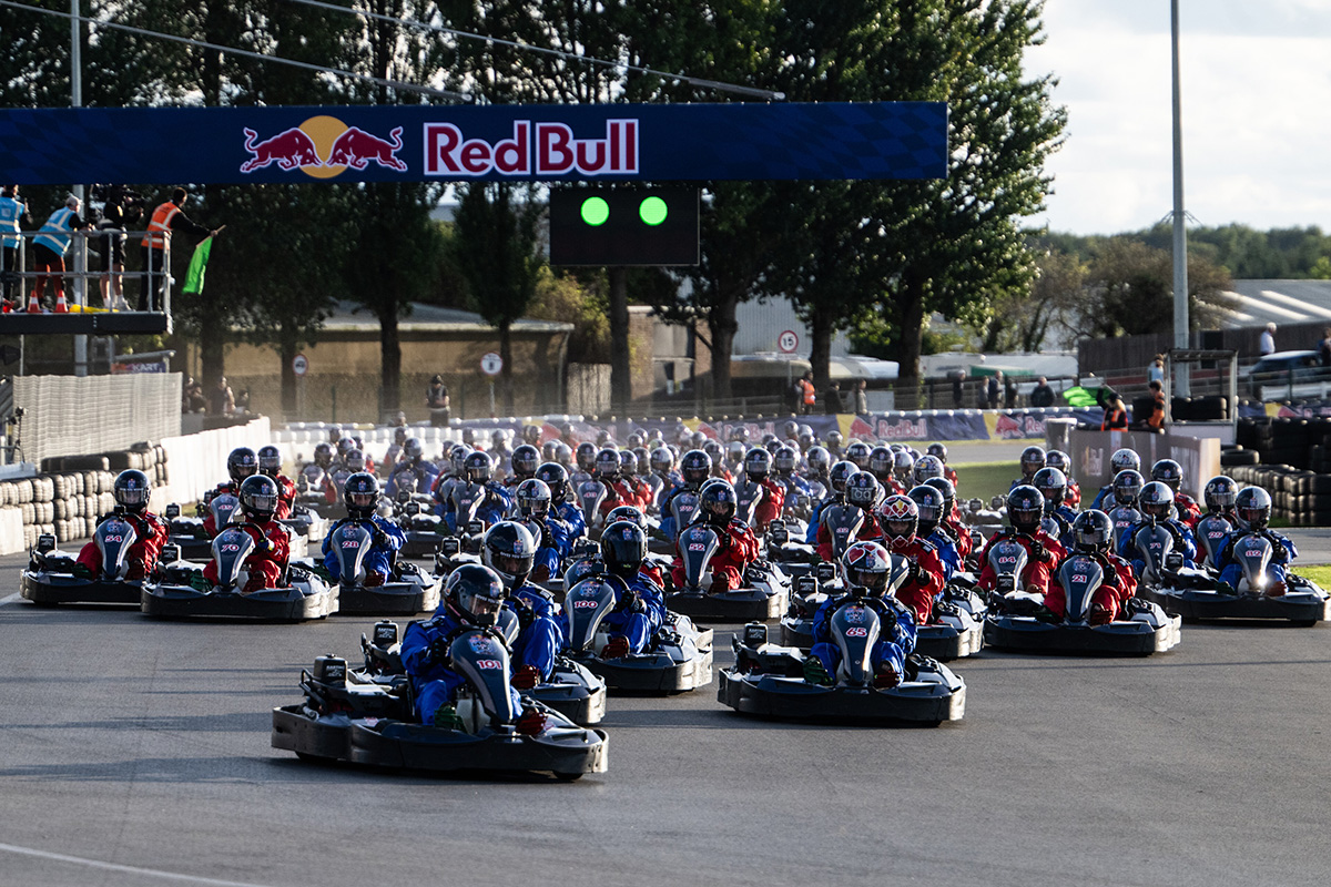 Max Verstappen穿梭密集車陣，在Red Bull《Max vs 100》中接連超越挑戰者。（Red Bull提供）