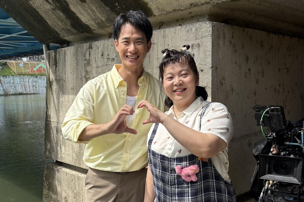 【車勢星聞】宮美樂重陽響應娘家公益，與盧彥澤合體出外景就下雨。（圖：民視提供） 