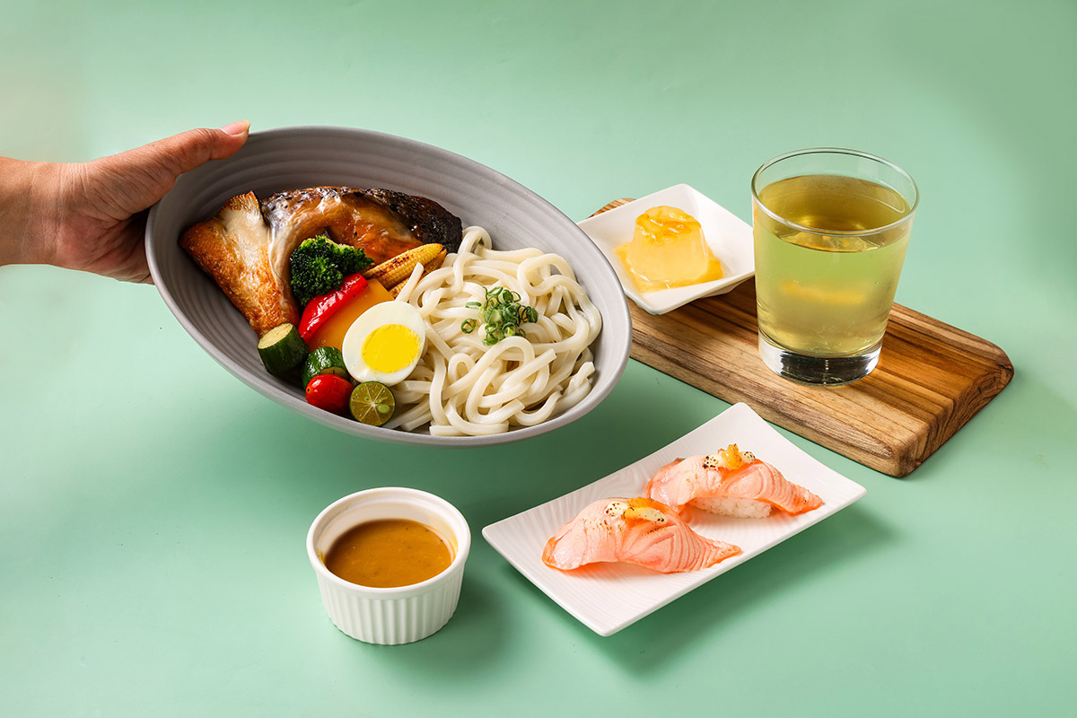美威鮭魚「和風旬味」全新登場 !金黃炙烤鮭下巴沾麵、炙燒柚子鮭魚握壽司一次滿足。（示意圖：品牌提供）