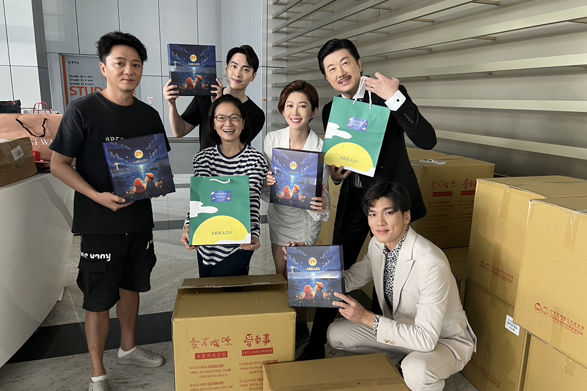 【車勢星聞】《豆腐媽媽》中秋訂購公益禮盒！團隊率領演員群回饋社會。（圖：民視提供） 
