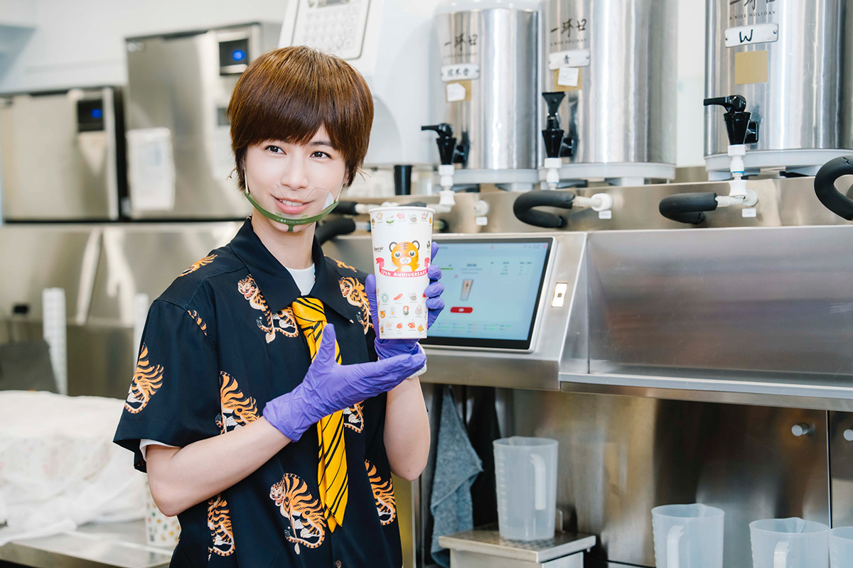 【車勢星聞】小魏魏嘉瑩調製飲品。（照片提供：相信音樂）