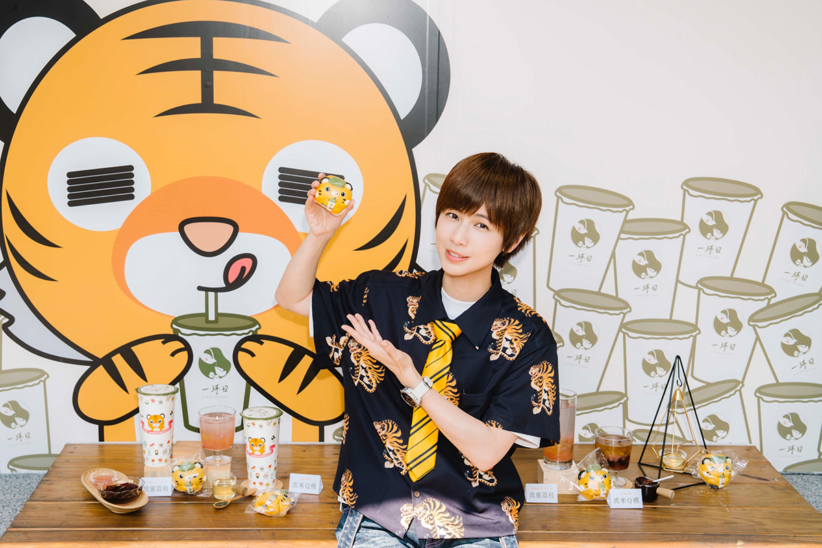【車勢星聞】小魏展示虎航Ｘ一沐日聯名飲品。（照片提供：相信音樂）
