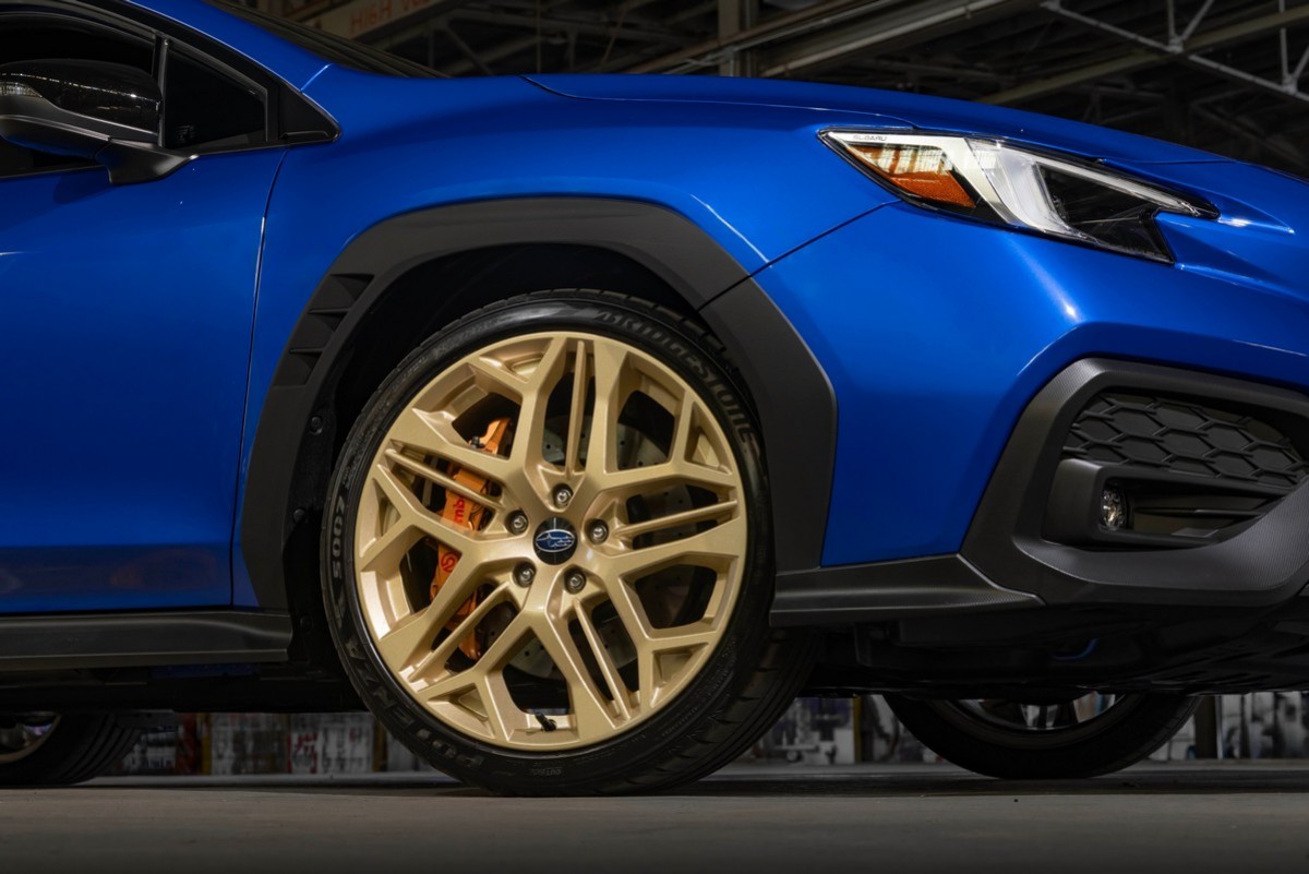 配置19吋金色鋁圈、Brembo煞車與Bridgestone Potenza S007輪胎。
