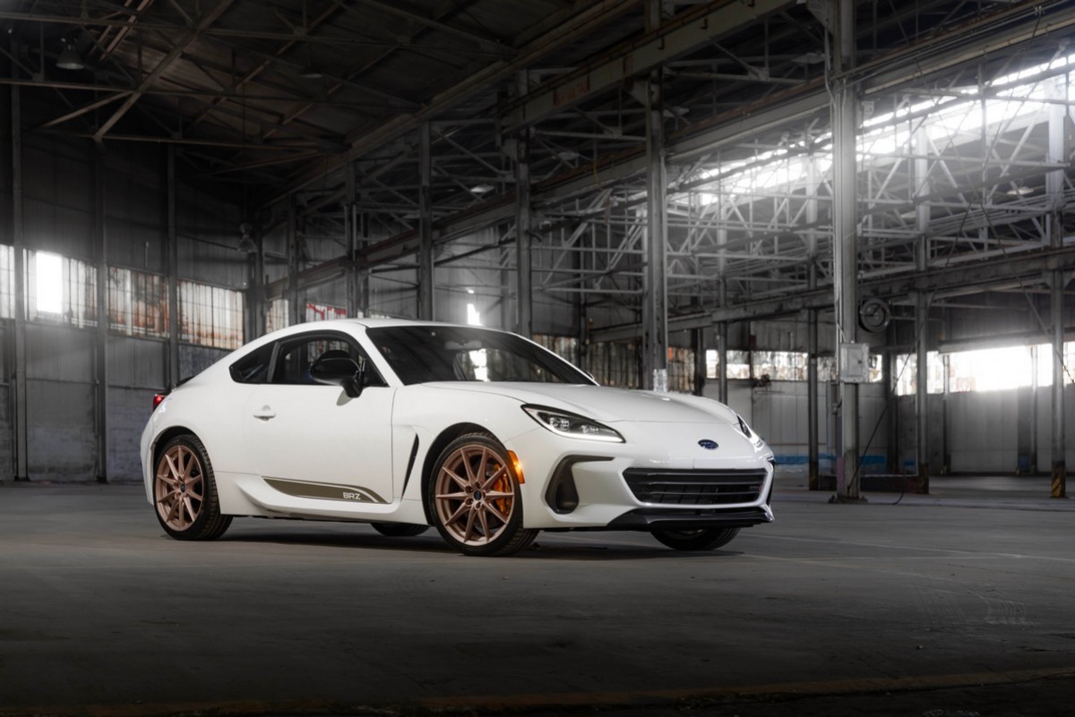 BRZ ZC15則限量300輛採專屬陶瓷白車色。