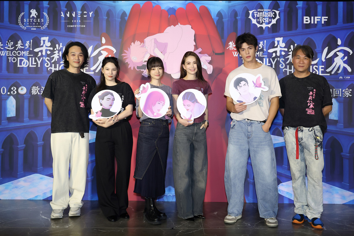 【車勢星聞】監製吳明憲（左）今率領《歡迎來到朵莉之家》演出配音的紀培慧、姚愛寗、昆凌、邱以太，以及導演之一的傅睿邨出席活動。「深空天體有限公司  提供」