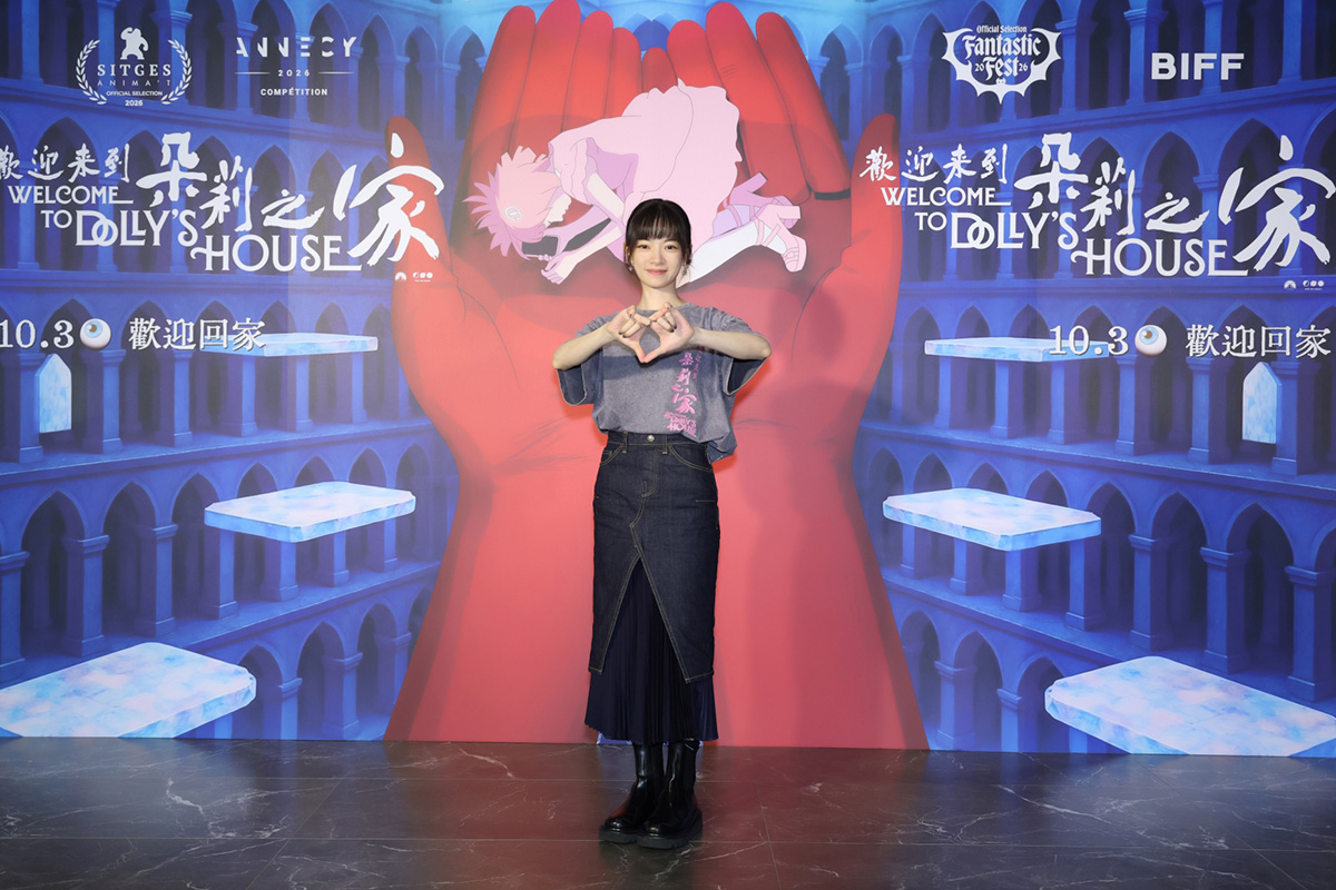 【車勢星聞】姚愛寗比出《歡迎來到朵莉之家》中瑪莉亞公主的招牌愛心手勢。「深空天體有限公司  提供」