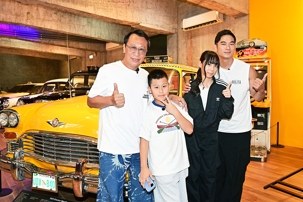 【車勢星聞】亮哲、游安順再聚首遊計程車博物館、玩碰碰車。（圖：台視提供） 