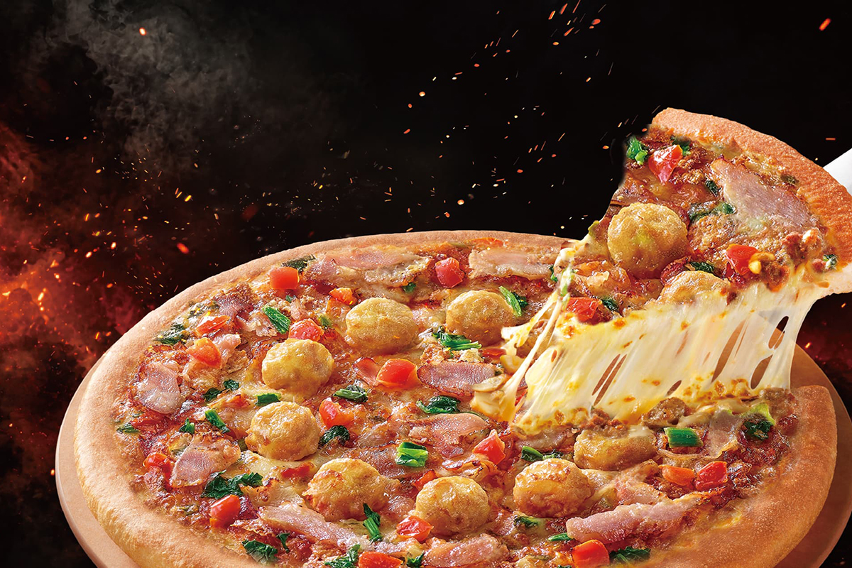 必勝客推出霸王級肉量新品「霸王雙雞比薩」，鮮嫩雞球、香燻雞絲豐盛上桌。（示意圖：品牌提供）