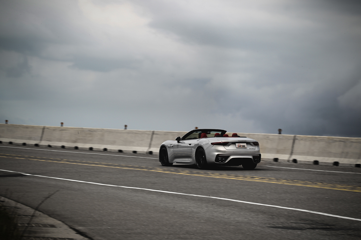GranCabrio Trofeo搭載的3.0升V6海王星渦輪引擎能提供550CV/66.3kgm動力，3.6秒0～100km/h加速，不用刻意就能獲得飽滿的推力。