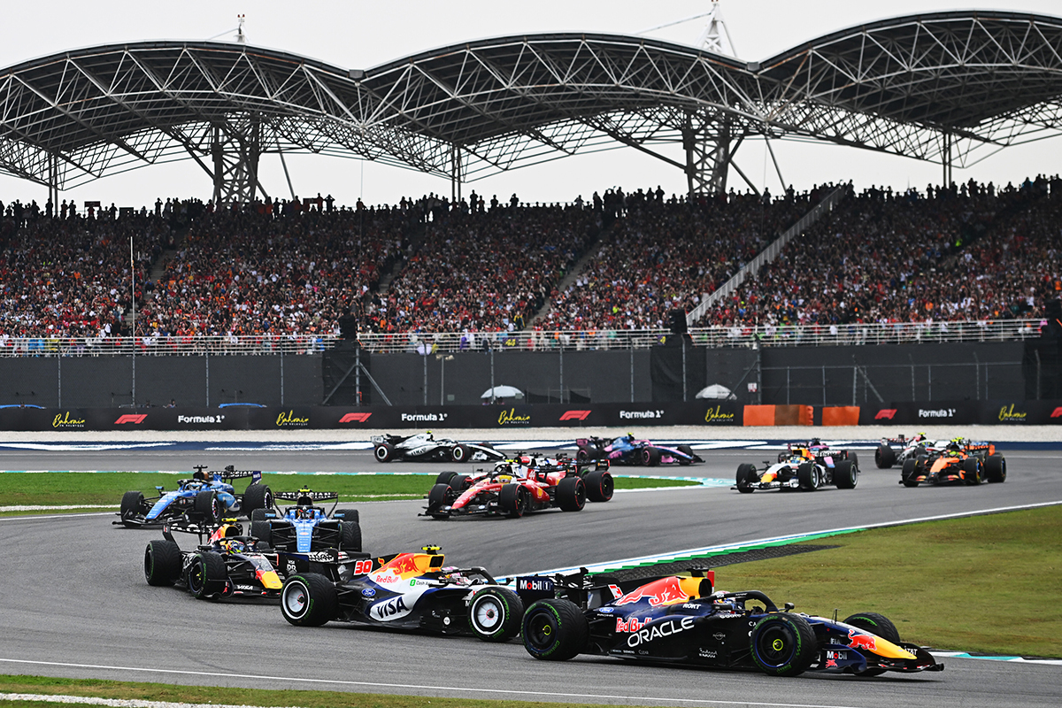 圖3_車迷齊聚雪邦國際賽道，見證Oracle Red Bull Racing車手Max Verstappen在巴林大獎賽奪下2026 F1賽季首勝。（Red Bull提供）