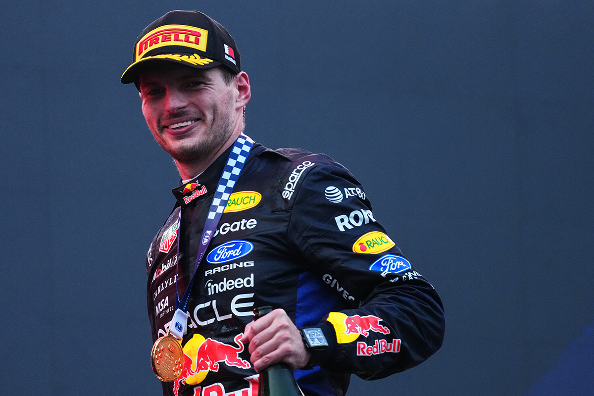 Max Verstappen佩戴冠軍獎牌、展露笑容，迎來2026 F1賽季的第一場勝利。（Red Bull提供）