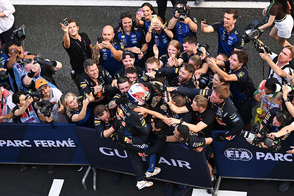 Max Verstappen賽後與Oracle Red Bull Racing團隊擁抱慶祝，共享本季首勝的喜悅。（Red Bull提供）
