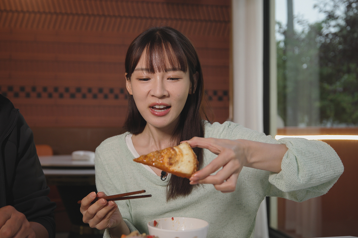 【車勢星聞】《大陸尋奇》林莎見證新疆草原婚禮，直呼「想婚了」。（圖：中視提供） 