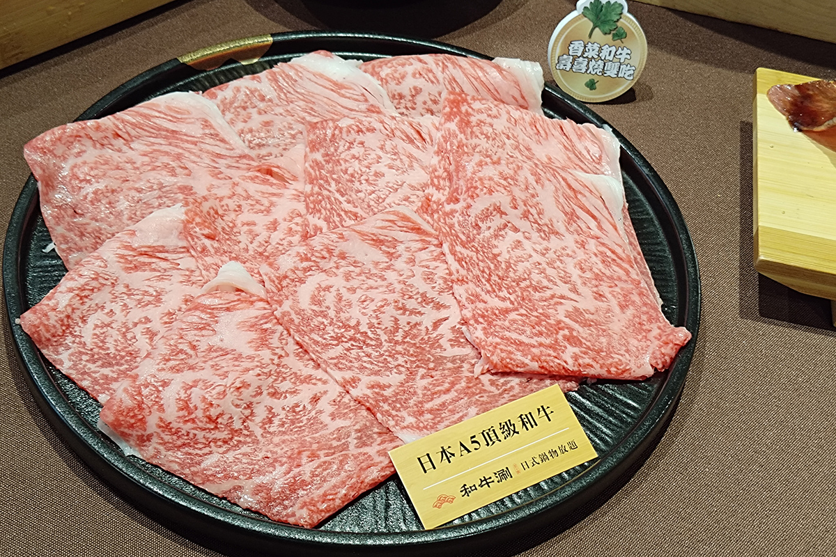 和牛涮香菜吃到飽！秋季限定和牛壽喜燒雙吃開啟味覺挑戰。（示意圖）