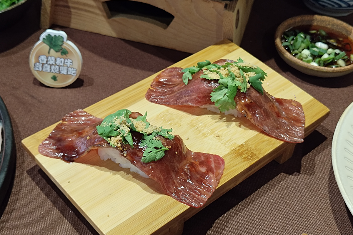 和牛涮香菜吃到飽！秋季限定和牛壽喜燒雙吃開啟味覺挑戰。（示意圖）