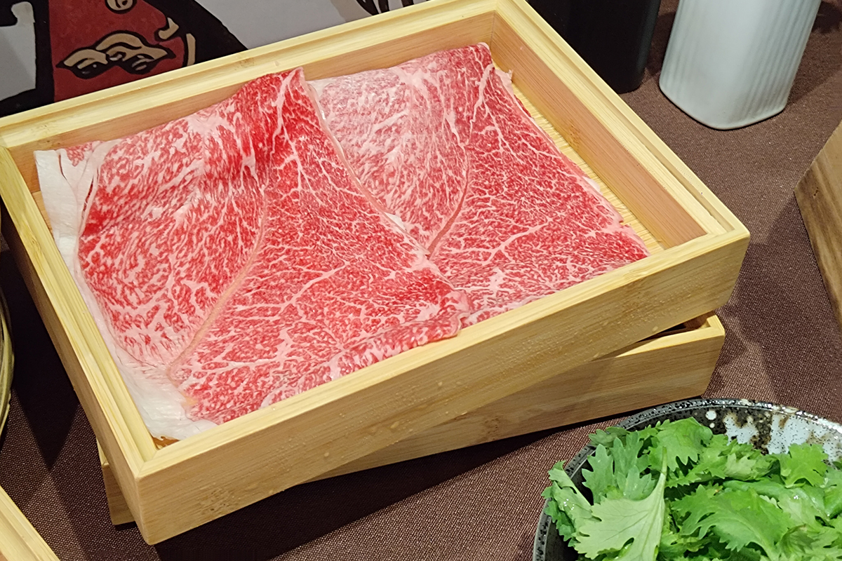 和牛涮香菜吃到飽！秋季限定和牛壽喜燒雙吃開啟味覺挑戰。（示意圖）