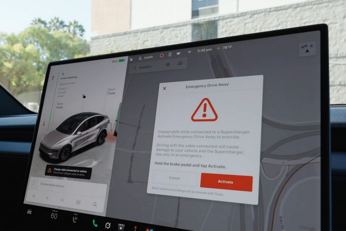 Tesla近期推出緊急駛離功能，允許車輛在充電未拔槍狀態駛離，但只限遭遇緊急危險情況，因緊急駛離仍會導致車輛和充電樁損壞。
