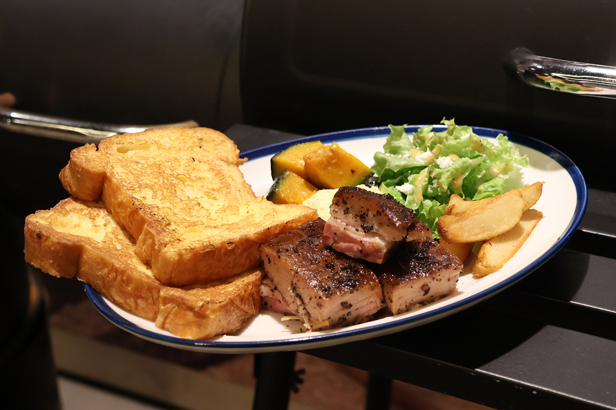Dayne’s TEXAS BARBECUE煙燻芒果豬貝里法式吐司。（示意圖：品牌提供）