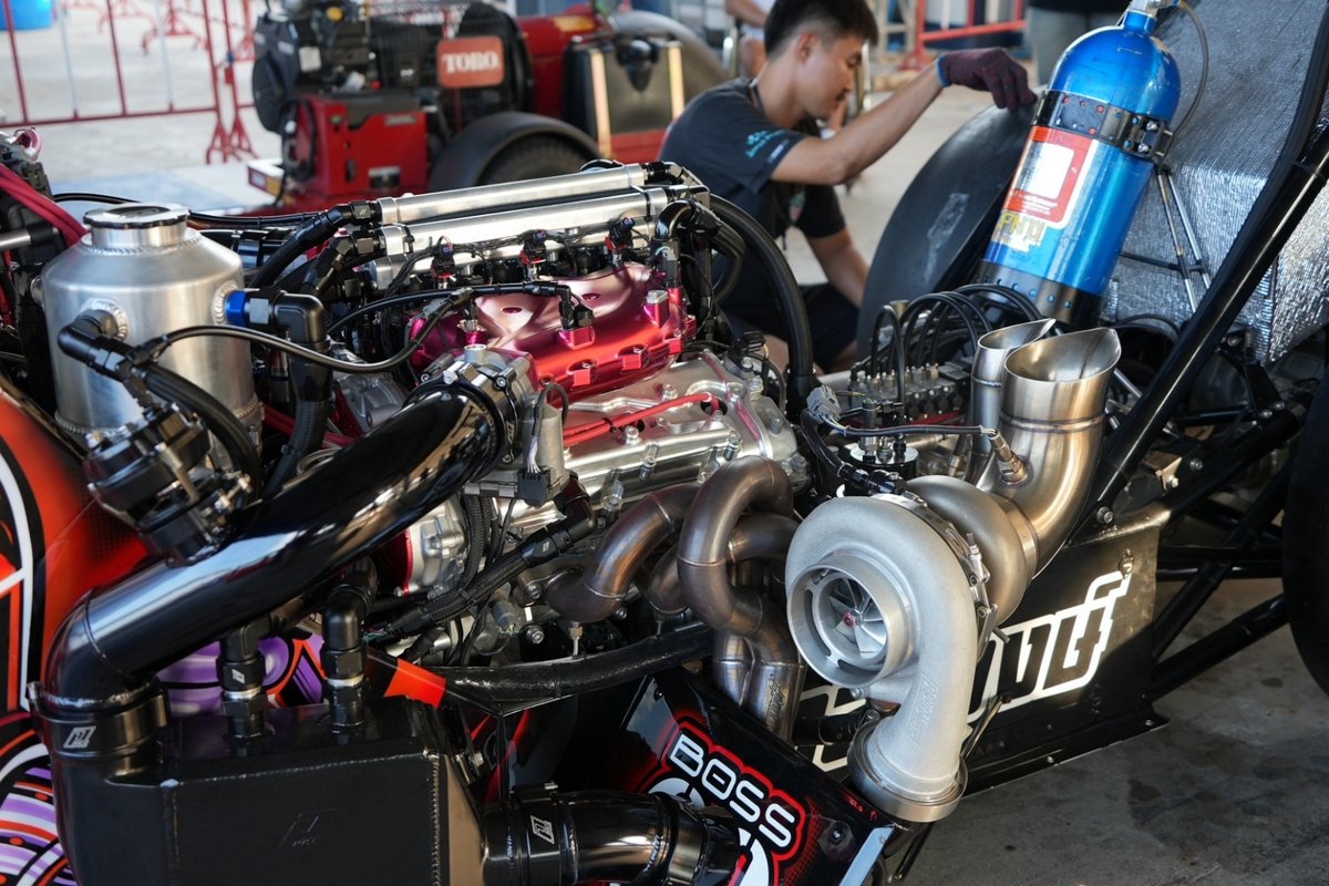 Dragster組車款採用輕量化鋼管車身搭配平均約1,500匹的V6、V8或直六各型增壓動力外掛NOS輸出調校。