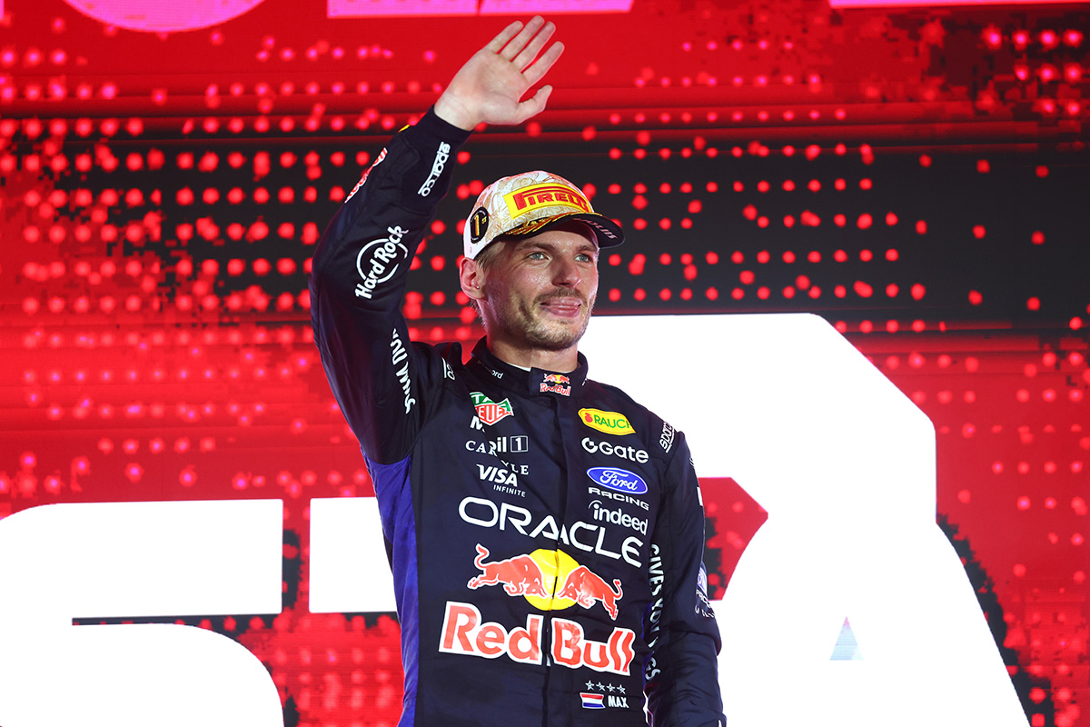 Max Verstappen於新加坡大獎賽頒獎典禮上揮手致意，慶祝生涯首度在本站奪冠。（Red Bull 提供）