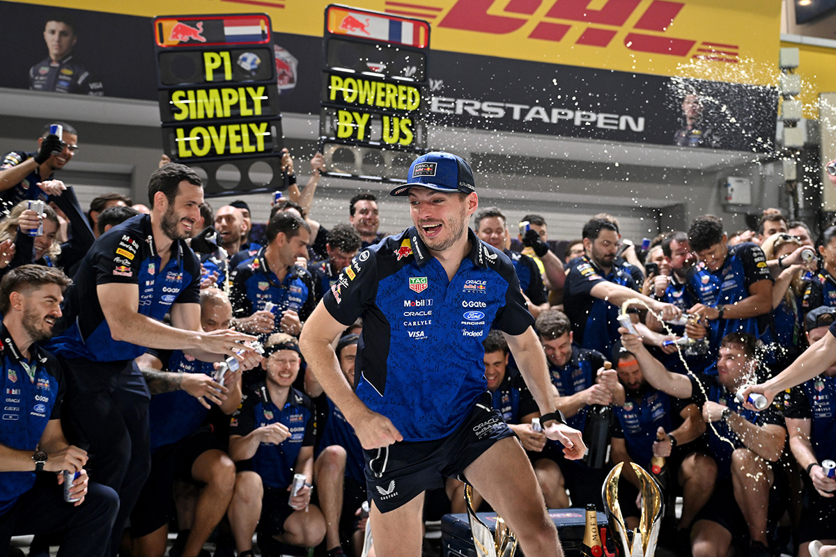 Max Verstappen首度贏得新加坡大獎賽冠軍，賽後與Oracle Red Bull Racing團隊一同慶祝勝利。