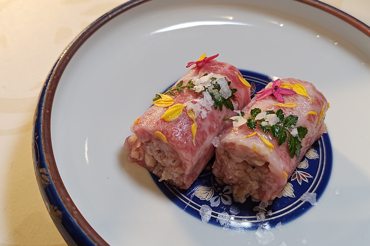 《日山 割烹壽喜燒》「頂級山形牛全牛宴」先付山形牛 花の卷。（示意圖）