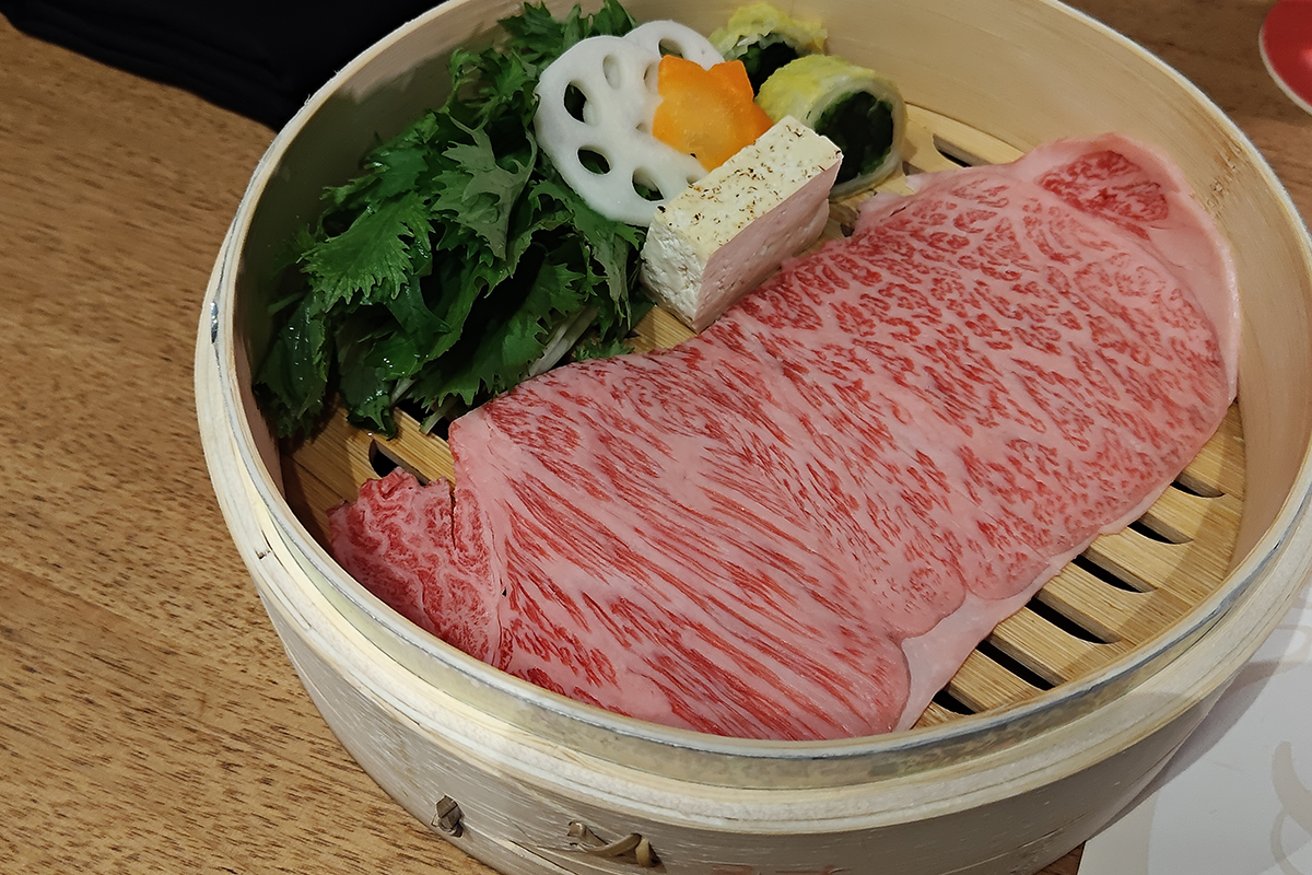 《日山 割烹壽喜燒》「頂級山形牛全牛宴」特品和牛蒸籠蒸  （沙朗）、野菜   橙醋。（示意圖）