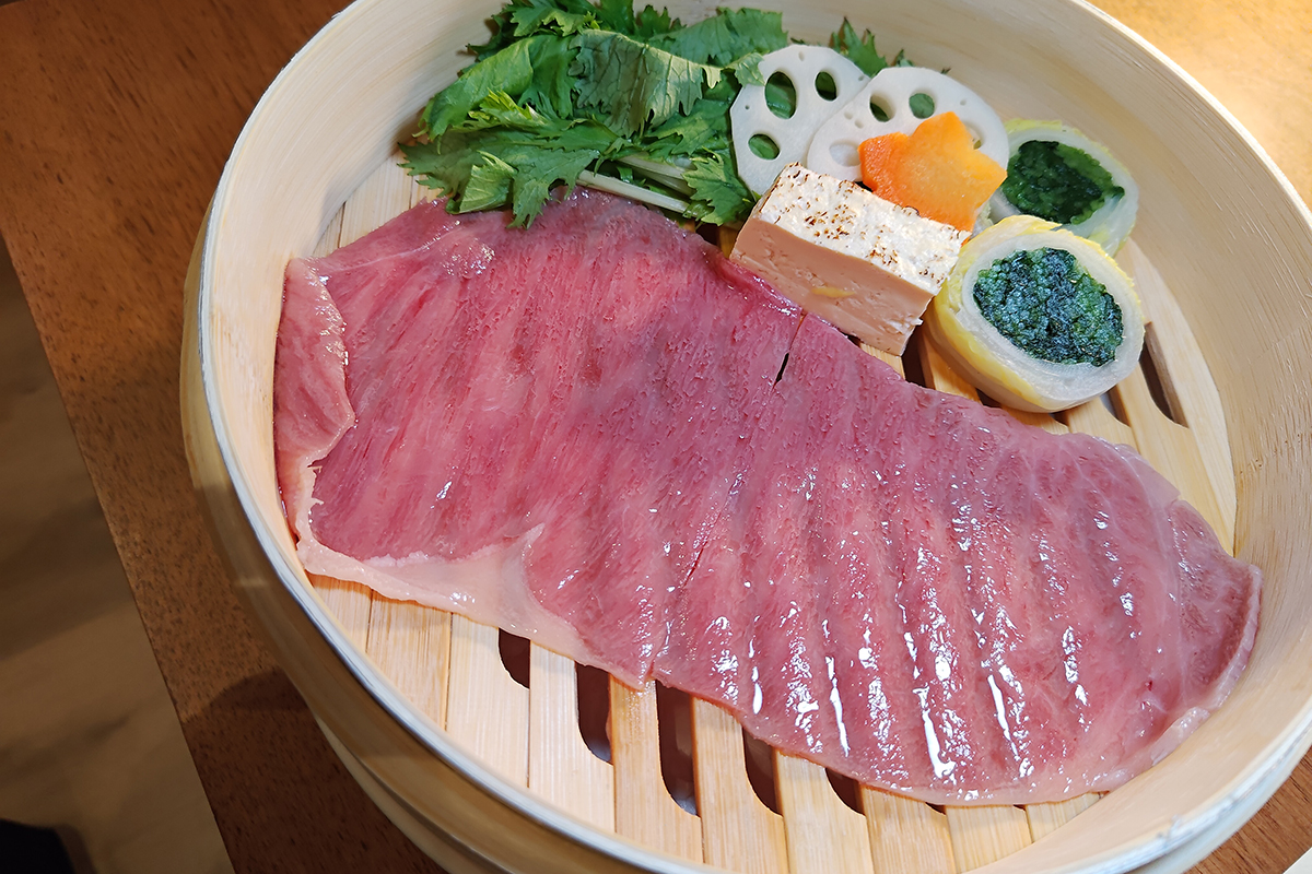 《日山 割烹壽喜燒》「頂級山形牛全牛宴」特品和牛蒸籠蒸  （沙朗）、野菜   橙醋。（示意圖）