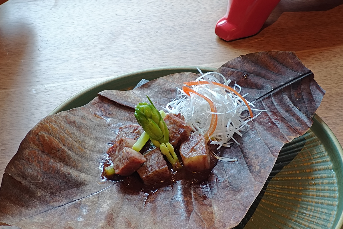 《日山 割烹壽喜燒》「頂級山形牛全牛宴」強肴朴葉和牛   味噌風。（示意圖）