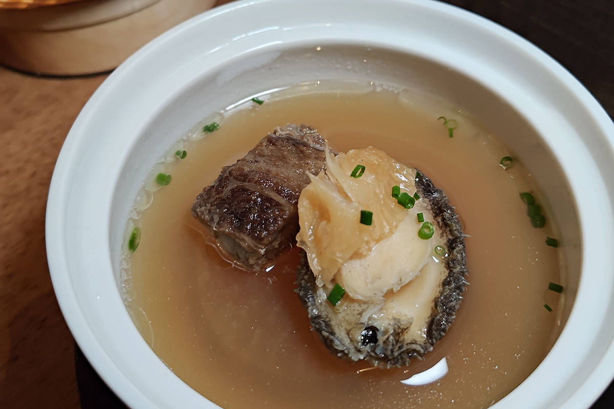 《日山 割烹壽喜燒》「頂級山形牛全牛宴」吸物和牛清湯、月眉翅 ＆ 磯煮鮑 /大根。（示意圖）
