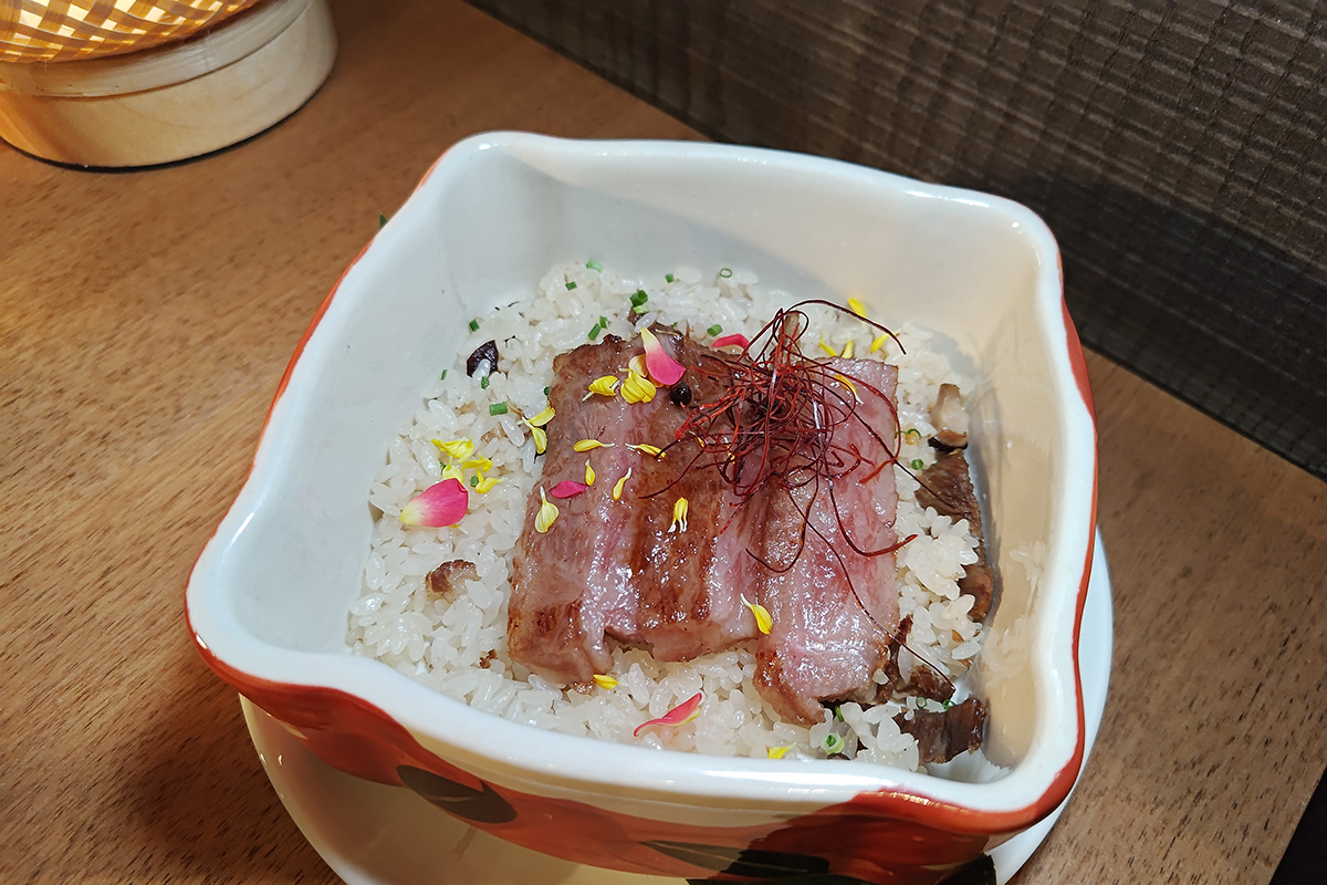 《日山 割烹壽喜燒》「頂級山形牛全牛宴」食事   和牛山椒燒 & 和牛野菌炊飯。（示意圖）
