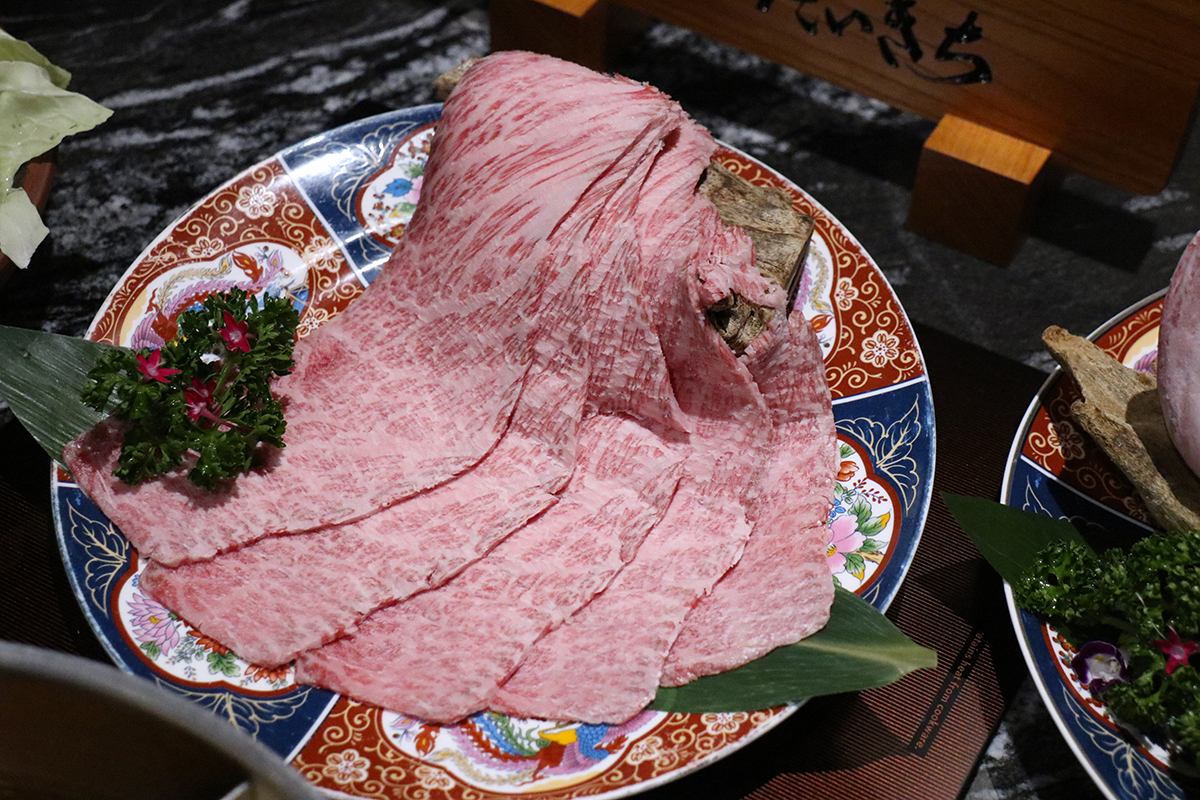 二本松涮涮屋「雲丹近江和牛宴」招牌「北海道雲丹豆乳鍋．極上海鮮盛合」。（示意圖）