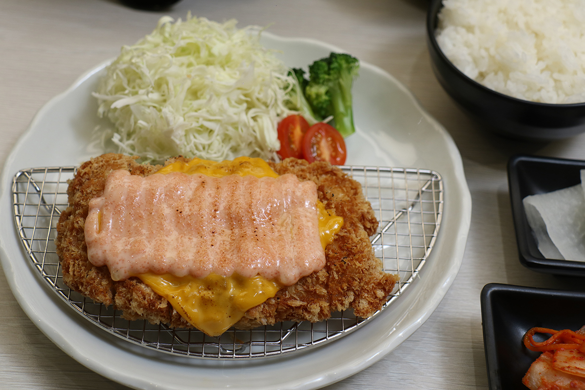 定食8期間限定「炙燒明太子起士豬排」。（示意圖）