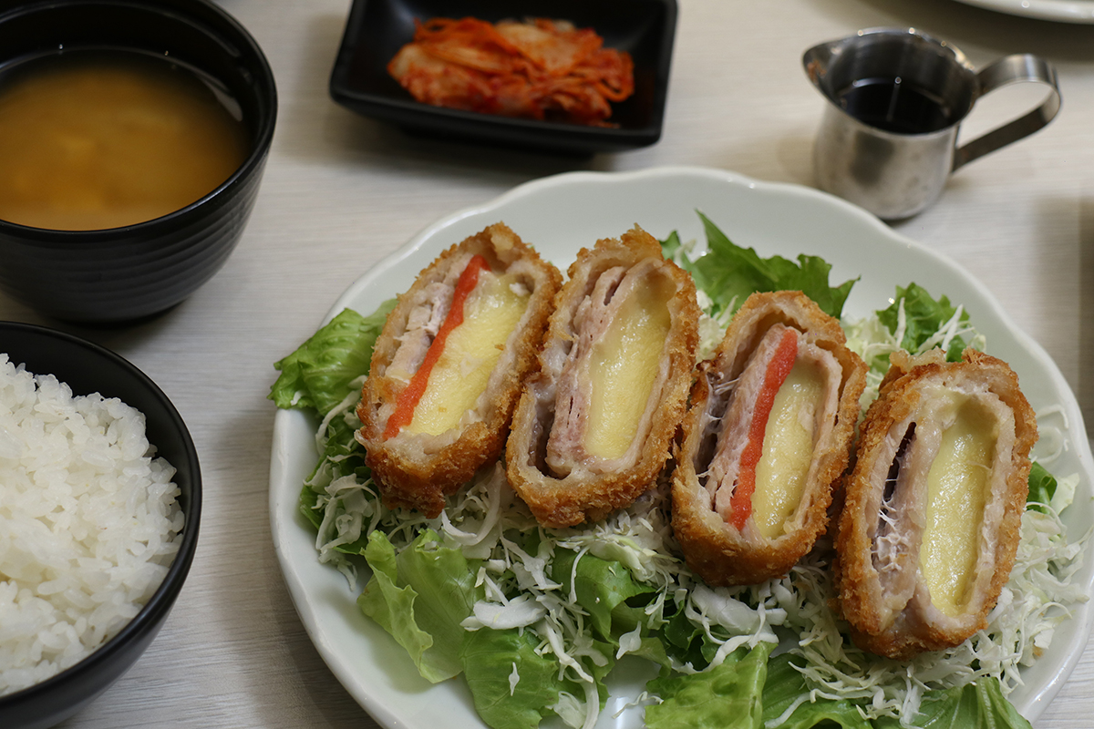 定食8期間限定「拉爆牽絲起士豬排」。（示意圖）