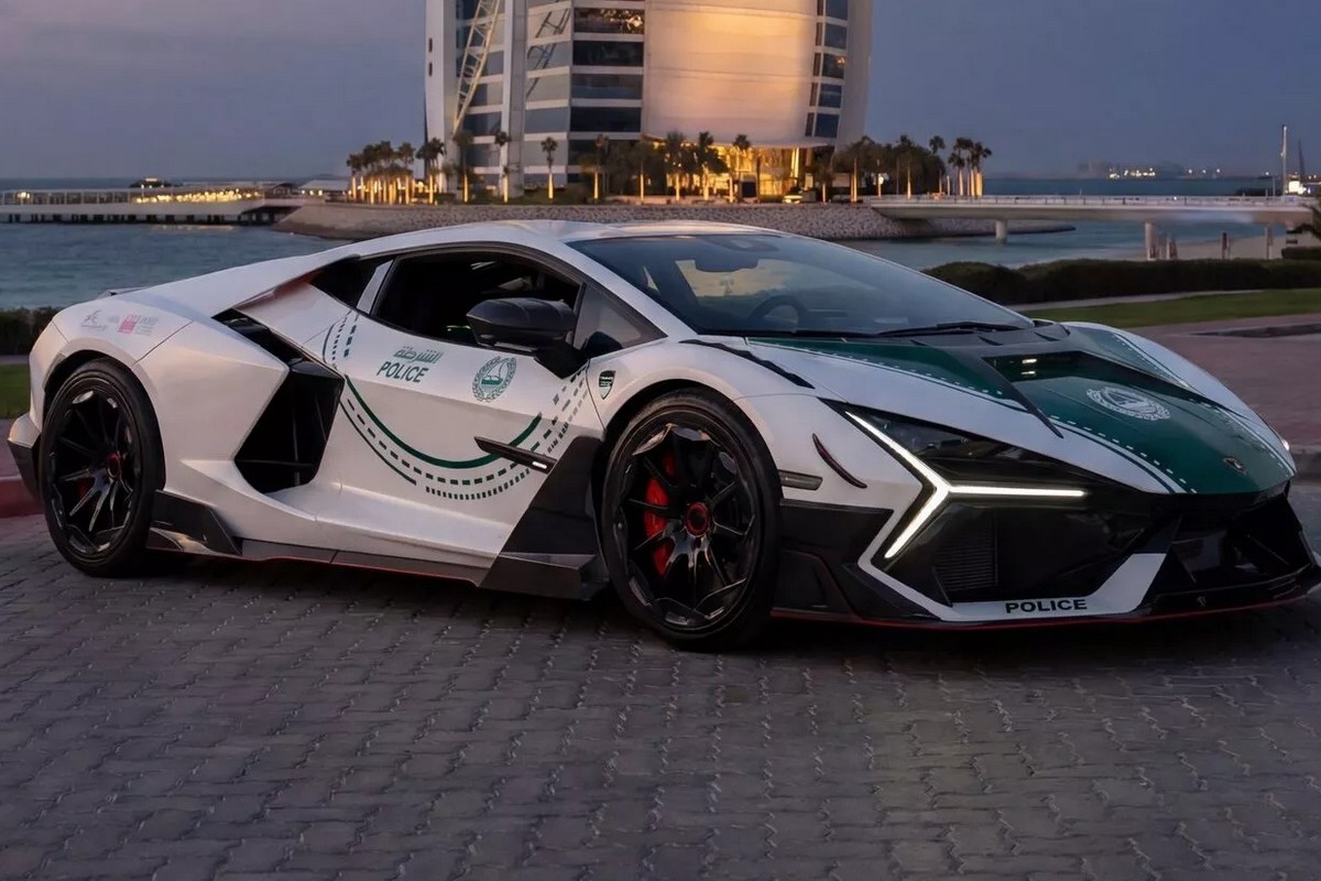 年初杜拜警方購入由Mansory操刀改裝的Lamborghini Revuelto。