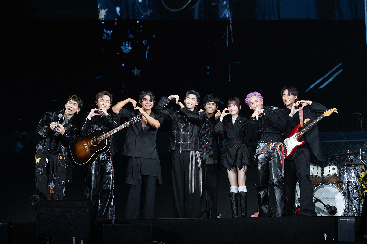 【車勢星聞】影音／理想混蛋高雄巨蛋演唱會第二場邀請樂團公館青少年擔任嘉賓。（圖：何樂音樂提供） 