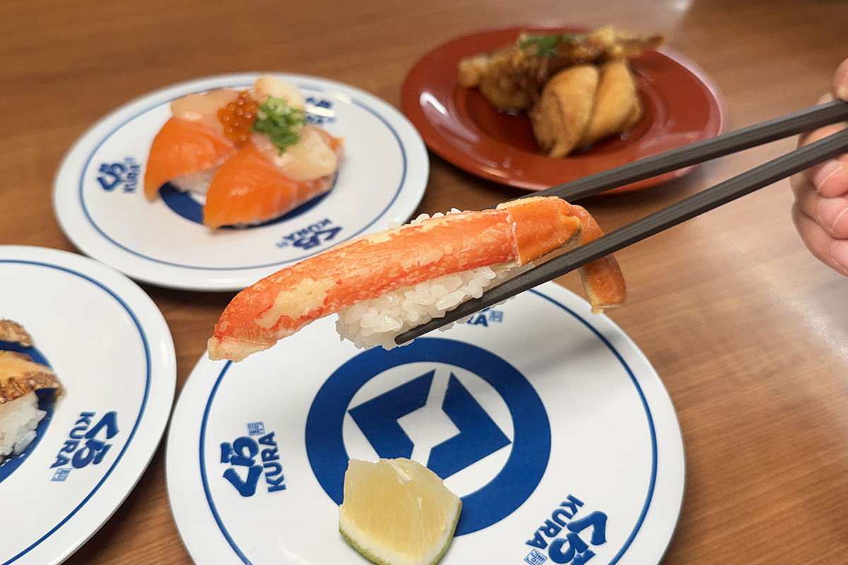 藏壽司「蟹鮭秋饗祭」特選秋季海味，鮭魚滿滿親子火山、焦香奶油淋醬燒炙鮭魚肚登場。（示意圖：品牌提供）