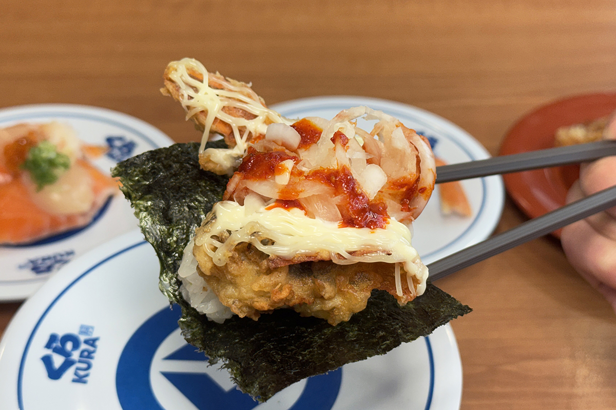 藏壽司「蟹鮭秋饗祭」特選秋季海味，鮭魚滿滿親子火山、焦香奶油淋醬燒炙鮭魚肚登場。（示意圖：品牌提供）