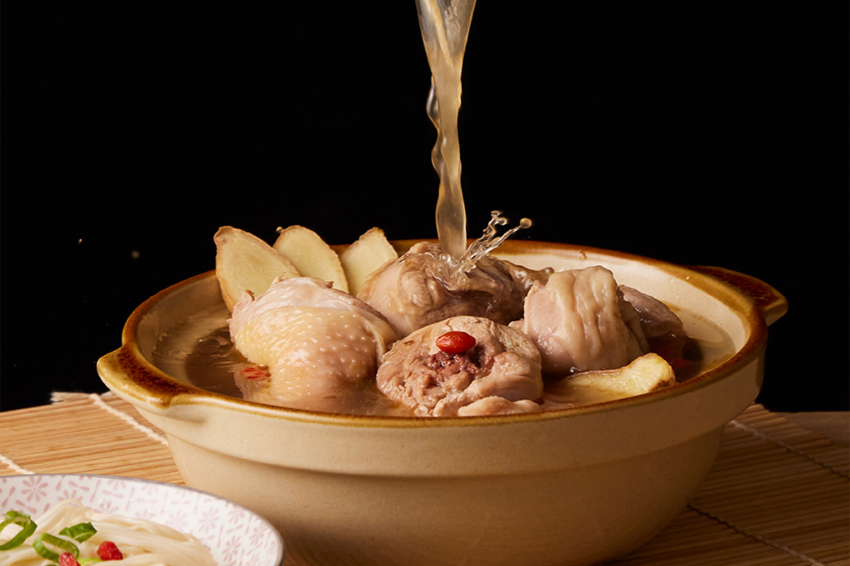 「石二鍋」剝皮辣椒雞規格升級！雞肉增至250g。（示意圖：品牌提供）