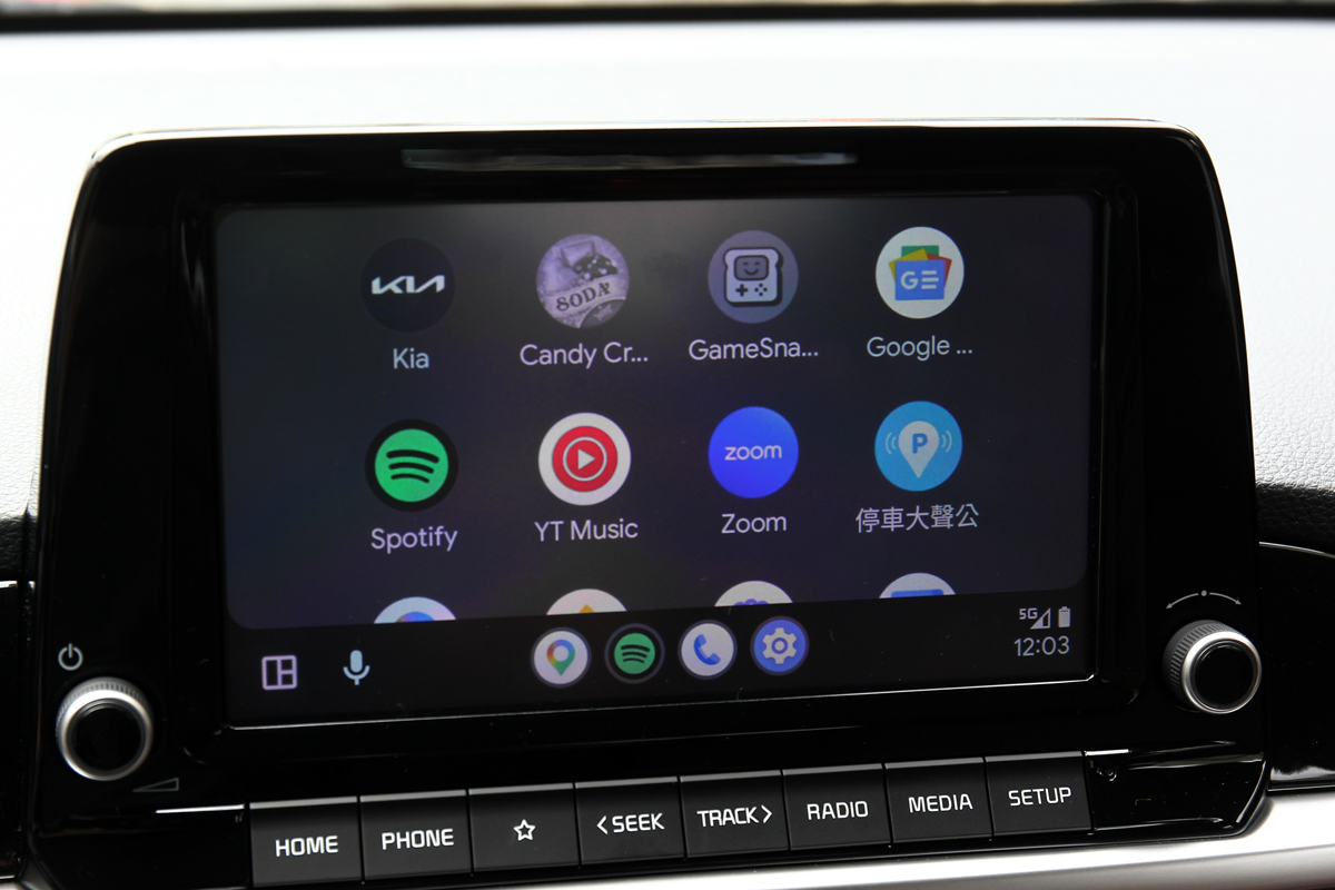 8吋中控螢幕與Apple CarPlay/Android Auto其實就已相當實用。