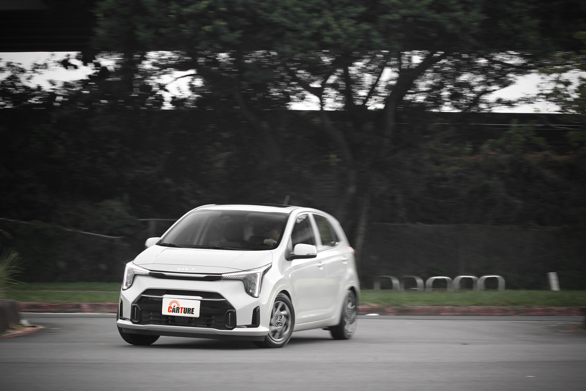 雖為入門小車但仍給予紮實舒適的乘坐感受。