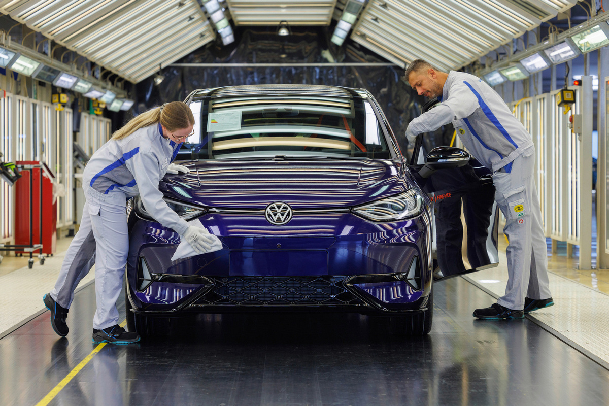 工會要求加薪5%，Volkswagen沒有同意並計畫實施薪資凍漲至2030年。