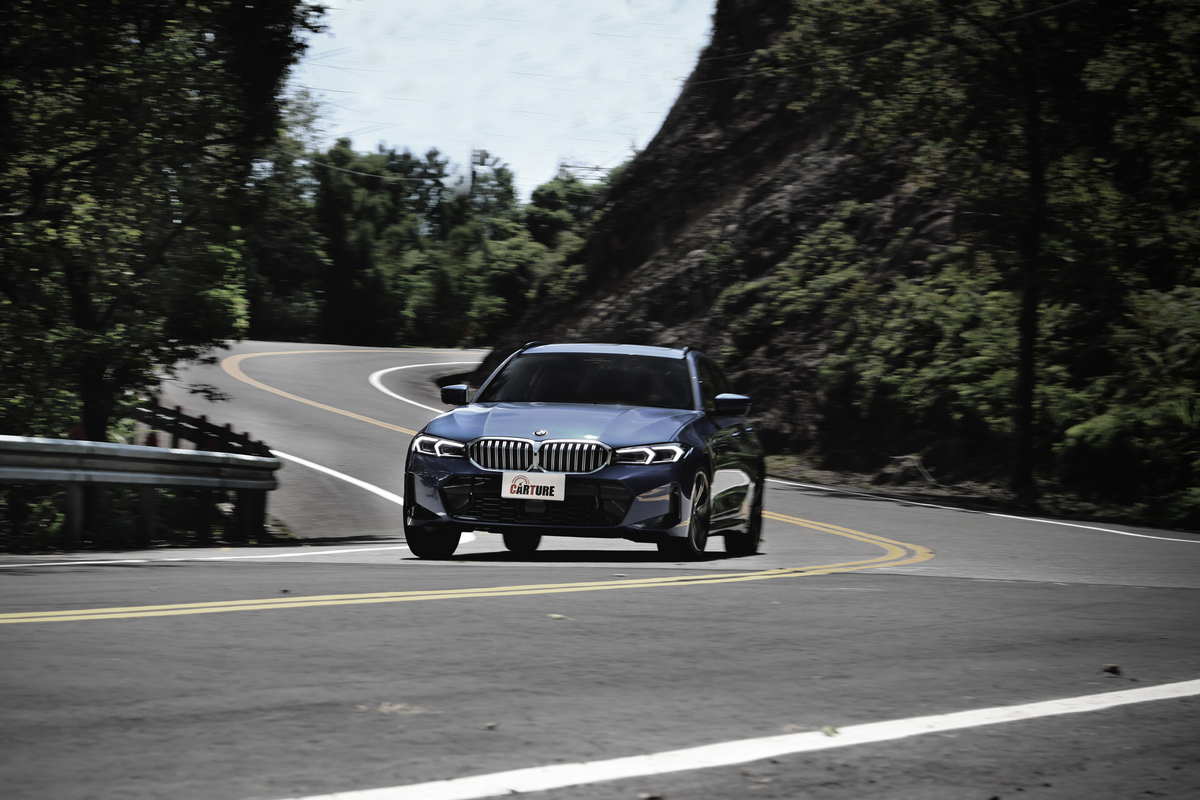 318i Touring主要訴求日常實用，因搭載的2.0升渦輪引擎動力僅156hp/25.5kgm。