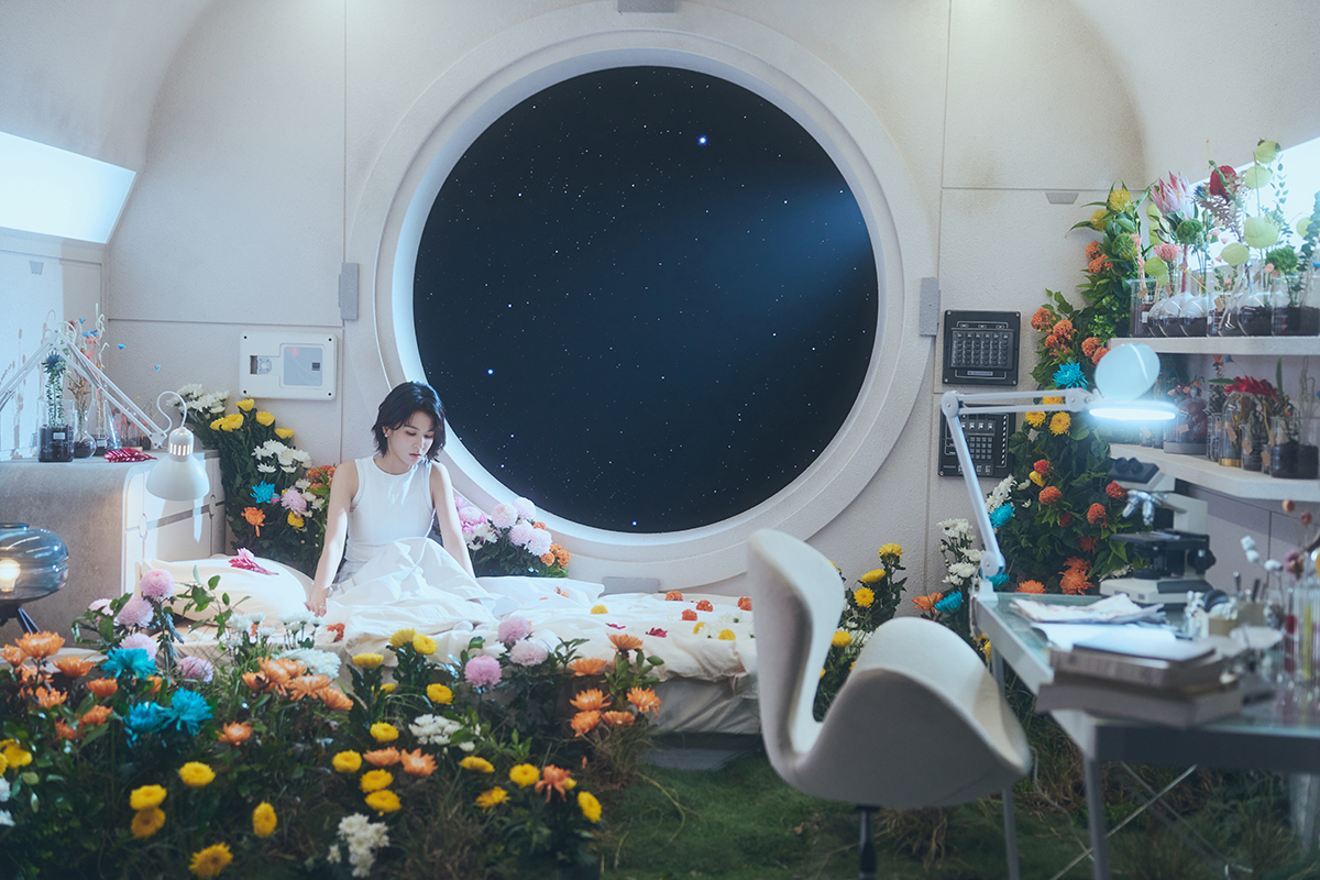 【車勢星聞】MV更特別打造了一個充滿花朵的「太空艙」，劇情描述曾沛慈搭乘太空艙，展開一趟探索之旅。(照片提供 / 華研國際)