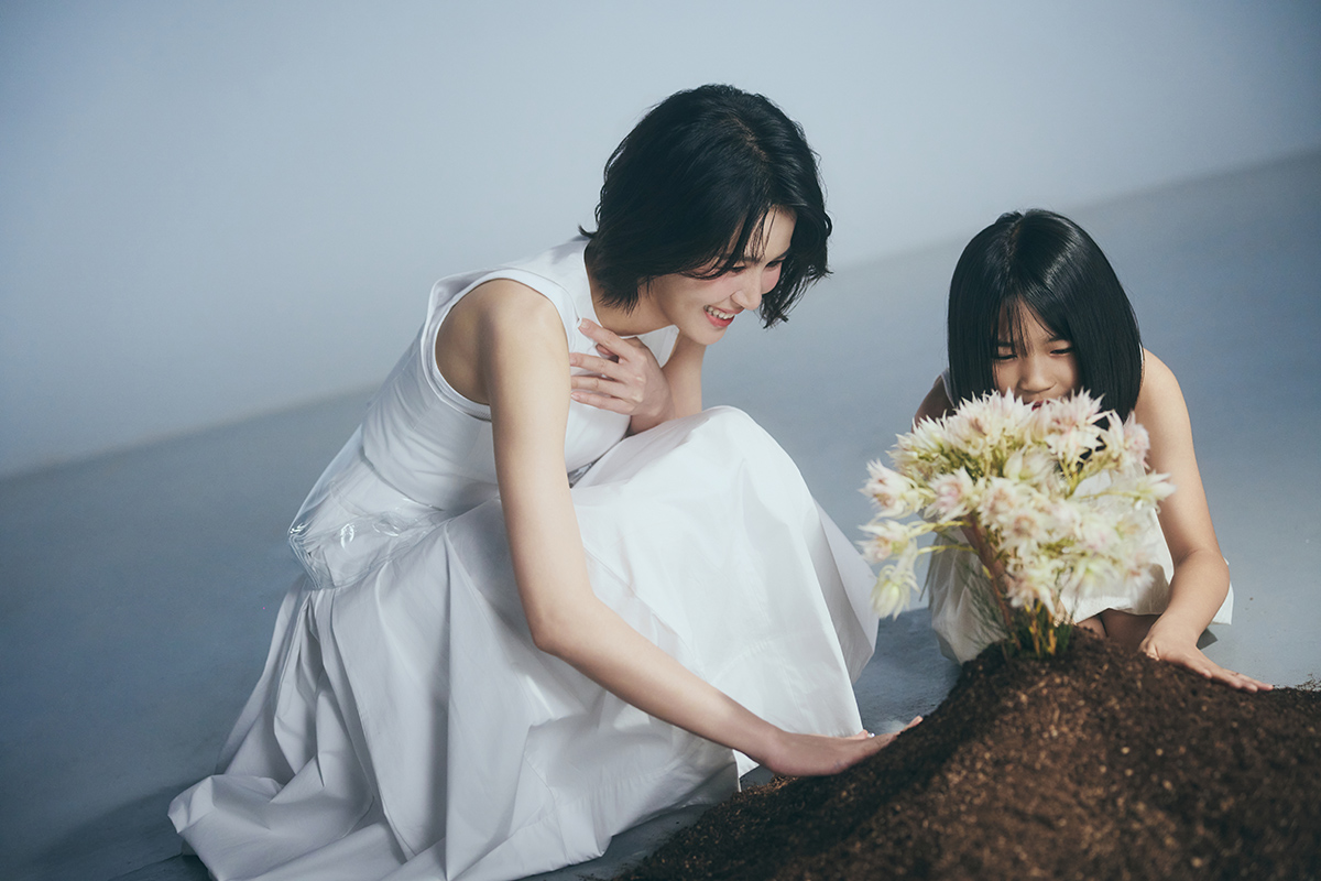【車勢星聞】拍攝MV當天，曾沛慈第一次見到飾演「小時候的自己」的小演員。(照片提供 / 華研國際)